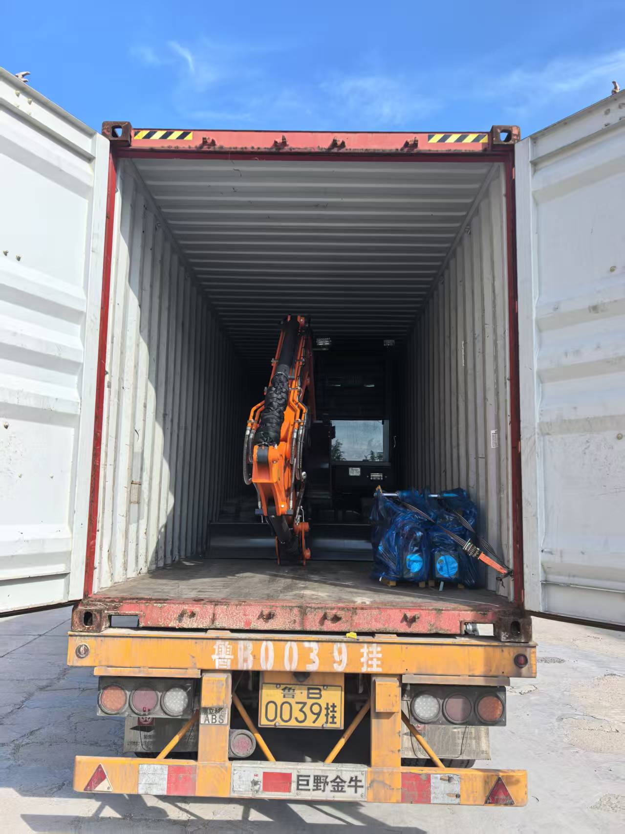 Изпратени са два багера 6.5T