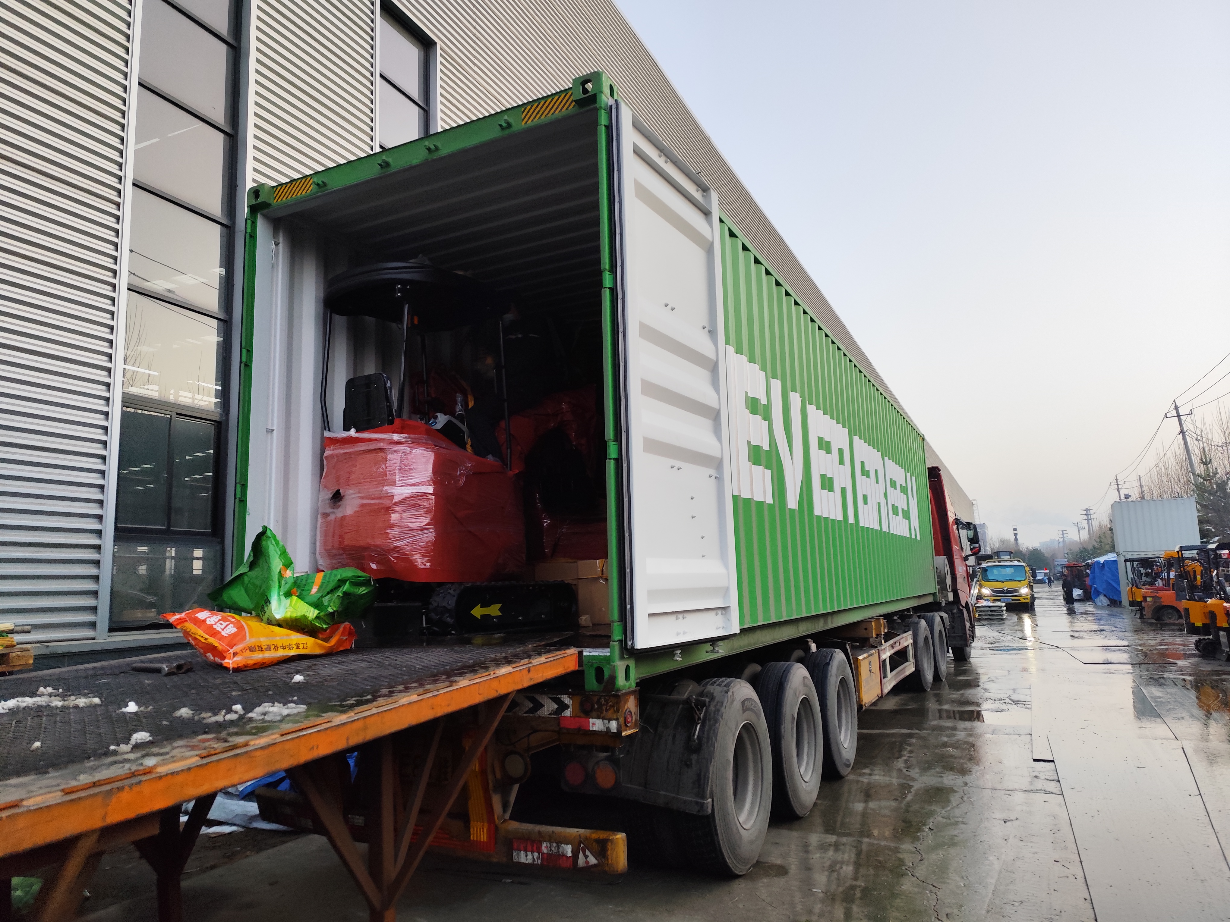 Производството на мини багер на френски клиент е завършено и изпратено