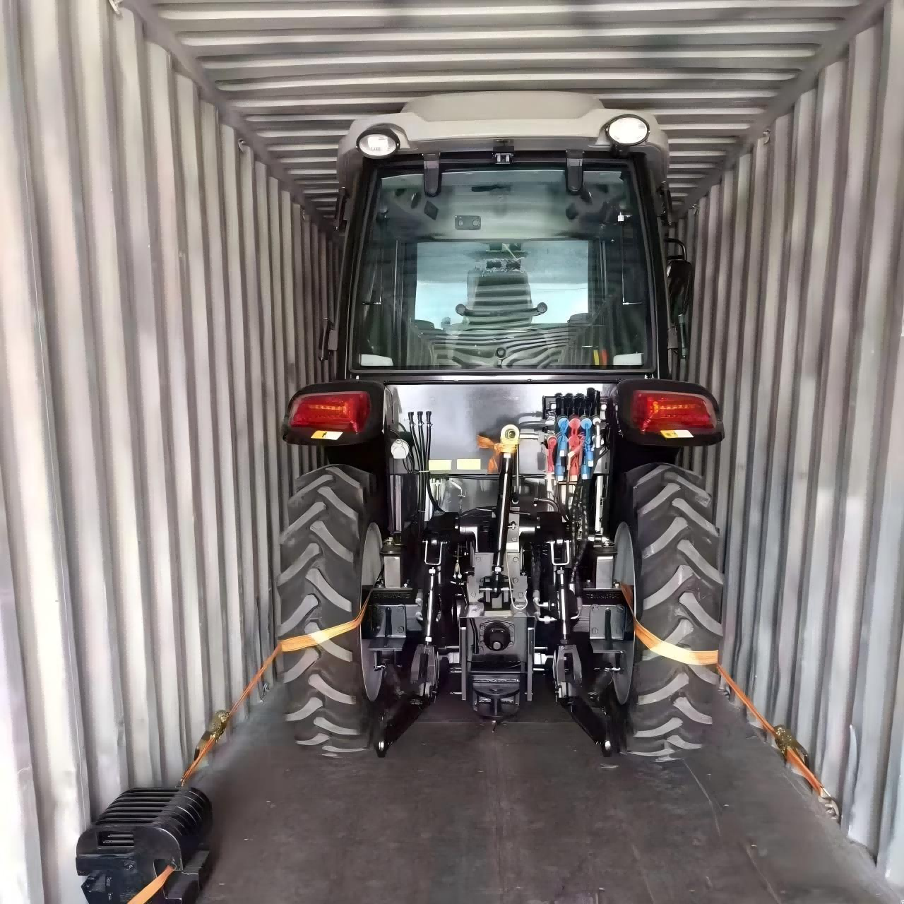 Тракторът 50HP, персонализиран за панамския клиент, е доставен.